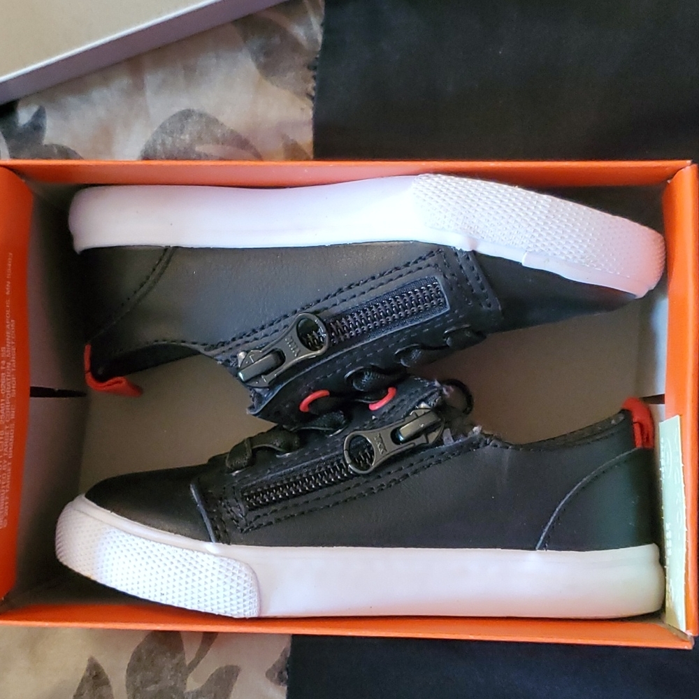 Black leather zip sneakers